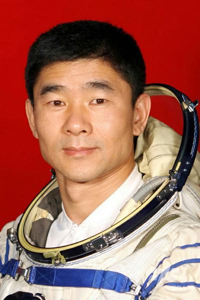 刘伯明，男，1966年9月出生，黑龙江省依安县人，共产党员。2008年9月25日至27日执行神舟七号载人飞行任务，被授予“英雄航天员”称号；2021年6月17日至2021年9月17日执行神舟十二号载人飞行任务。