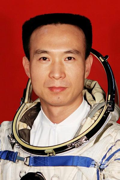 费俊龙，男，1965年5月出生，江苏省昆山市人，共产党员。2005年10月12日至16日执行神舟六号载人飞行任务，被授予“英雄航天员”称号。