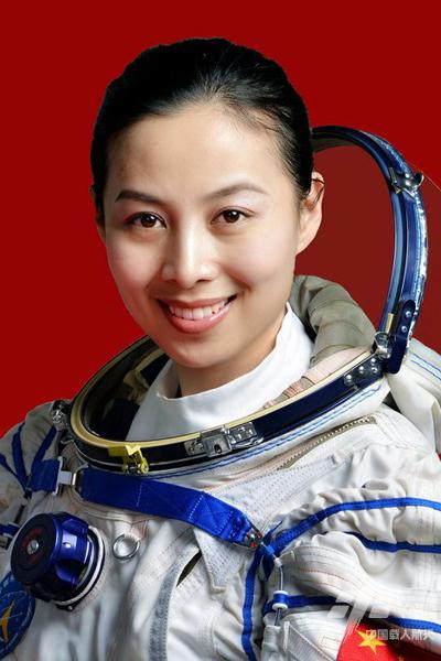 王亚平，女，1980年1月出生，山东省烟台市人，共产党员。2013年6月11日至26日执行神舟十号载人飞行任务，被授予“英雄航天员”称号；2021年10月16日至2022年4月18日执行神舟十三号载人飞行任务。